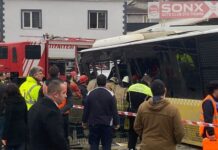 İstanbul Eyüpsultan’da tramvay ile İETT otobüsü çarpıştı, kazada iki kişi yaralandı