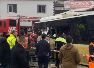 İstanbul Eyüpsultan’da tramvay ile İETT otobüsü çarpıştı, kazada iki kişi yaralandı