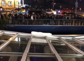 Beşiktaş Bebek Arnavutköy Caddesi’nde restoranın olduğu iskele çöktü denize düşenler var