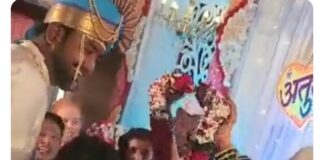 📽️Hindistan’da ikiz kızlar aynı erkekle evlendi.