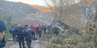 Zonguldak’ta öğrenci servisi devrildi, 1 öğrenci hayatını kaybetti, 19 kişi yaralandı