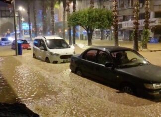 Antalya’da sel ! Ev ve işyerlerini su bastı, otomobiller sürüklendi, 2 ilçede okullar tatil edildi!