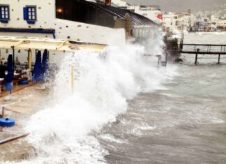 Ev ve işyerlerini su bastı, tekneler kıyıya sürüklendi; Şiddetli yağış ve lodos Bodrum’u vurdu!