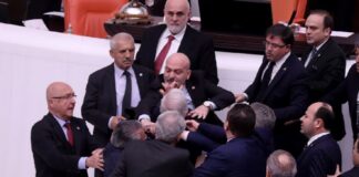 📽️Meclis’te yumruk yumruğa…