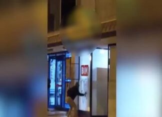📽️Antalya’da BİM marketlerine saldırı: Maskeli kişiler, kaldırım taşlarıyla BİM marketlerinin camlarını indirdi