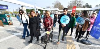 Bulut, Esmer ve Kara… İzmir’de üç rehber köpek ulaşım araçlarında görme engellilere kılavuzluk ediyor.