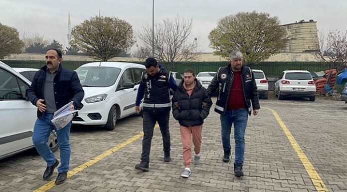 Bir sahte doktor daha! Ambulansla hasta naklederken yakalandı, doktor önlüğü ile gözaltına alındı