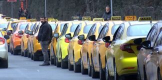 İstanbul’da, taksimetre açılış ücretini 12,65 liraya yükselten yeni tarifenin uygulaması başladı.