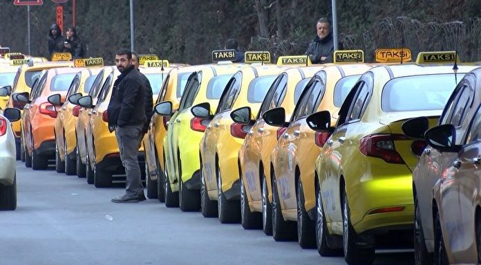 İstanbul’da, taksimetre açılış ücretini 12,65 liraya yükselten yeni tarifenin uygulaması başladı.