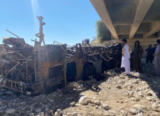 Pakistan’da yolcu otobüsü yandı: En az 44 ölü!