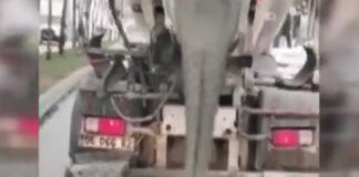 Bu neyin kafası? Beton mikseri şeridini kapatıp ambulansa yol vermedi; yetmedi çimento döktü!
