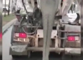 Bu neyin kafası? Beton mikseri şeridini kapatıp ambulansa yol vermedi; yetmedi çimento döktü!