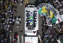 Brezilyalı efsane futbolcu Pele son yolculuğuna uğurlandı