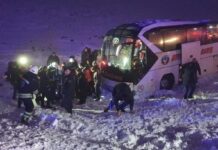 Diyarbakır’da buzlanma sonucu yolcu otobüsü devrildi; 4’ü ağır 30 yaralı!