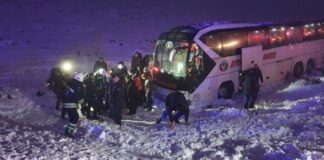 Diyarbakır’da buzlanma sonucu yolcu otobüsü devrildi; 4’ü ağır 30 yaralı!