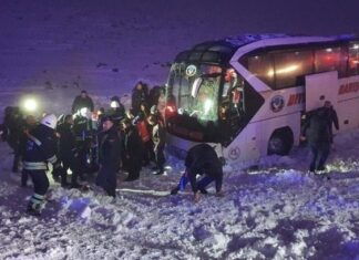 Diyarbakır’da buzlanma sonucu yolcu otobüsü devrildi; 4’ü ağır 30 yaralı!
