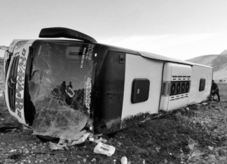 Diyarbakır – Bodrum otobüsü Afyonkarahisar’da devrildi, 8 kişi hayatını kaybetti.