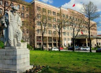 Ankara Üniversitesi Dil ve Tarih Coğrafya Fakültesi, yüz yüze eğitim yapılması çağrısında bulundu.