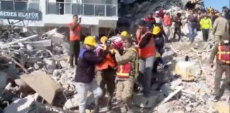 296. Saat mucizesi: Enkazdan biri çocuk 3 kişi sağ olarak çıkartıldı!