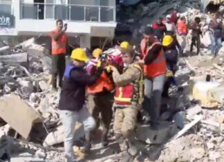 296. Saat mucizesi: Enkazdan biri çocuk 3 kişi sağ olarak çıkartıldı!