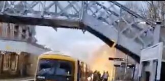 📽️ İngiltere’de yanan yolcu treni ve yolcuların panik halinde kaçmaları…