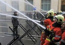 📽️ Belçika’da itfayeciler başbakan’ın ofisini ve polisi ‘hortumladı’!