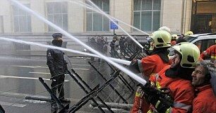 📽️ Belçika’da itfayeciler başbakan’ın ofisini ve polisi ‘hortumladı’!