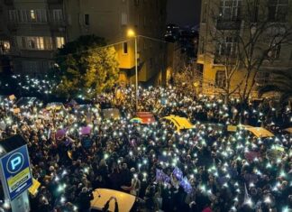 8 Mart Feminist Gece Yürüyüşü’nde Taksim’ de toplanan kadınlara polis müdahale etti; gözaltılar var.
