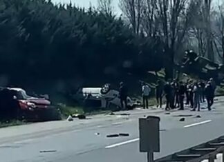 İstanbul Silivri’de TEM Otoyolu’nda zincirleme kaza meydana geldi. Kazada 5 kişi hayatını kaybettiği, 3 kişinin yaralandığı bildirildi.