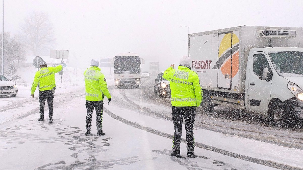 Bolu Dağı’nda İstanbul istikameti kar nedeniyle ulaşıma kapandı