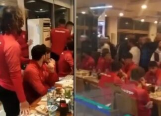 ⚽📽️Tekme, tokat ve sandalye… Taraftarlar, restoranı basıp futbolculara saldırdı!