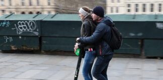 Paris’te referandumla elektrikli scooter yasaklandı.