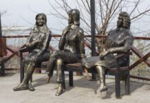 Kadının heykelde de ‘adı yok’ ! Dört kez saldırıya uğrayan ‘Üç Kız’ heykeli 7/24 kamerayla korunacak