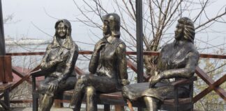 Kadının heykelde de ‘adı yok’ ! Dört kez saldırıya uğrayan ‘Üç Kız’ heykeli 7/24 kamerayla korunacak