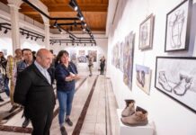 Sanatçı Dürnaz Akşit’in “Kadıköy’den İzmir’e-Mahallede İnsan” sergisi İzmir’de açıldı