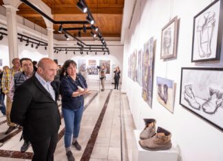 Sanatçı Dürnaz Akşit’in “Kadıköy’den İzmir’e-Mahallede İnsan” sergisi İzmir’de açıldı