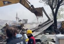 📽️Üsküdar Salacak’ta sahili işgal eden kafeler İBB ekiplerince yıkıldı.