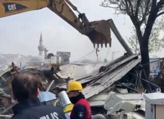 📽️Üsküdar Salacak’ta sahili işgal eden kafeler İBB ekiplerince yıkıldı.