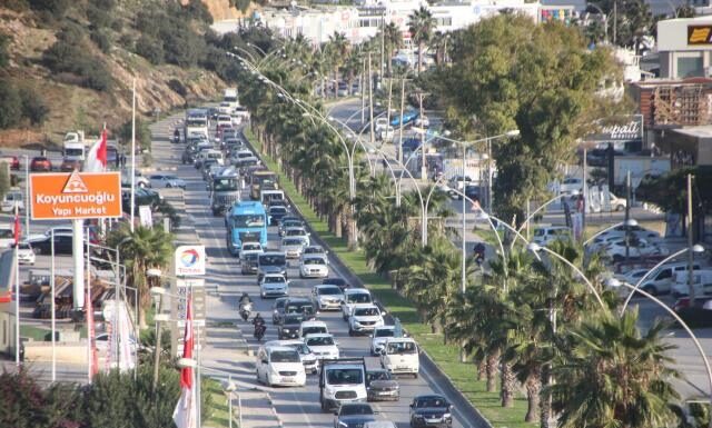 Bu kez yağmur değil Bodrum’u araç ‘bastı’… İlçeye kısa sürede 15 bin araç giriş yaptı
