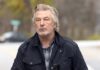 Amerikalı aktör Alec Baldwin’e yöneltilen taksirle öldürme suçlaması düşürüldü.