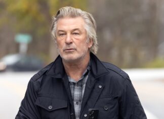 Amerikalı aktör Alec Baldwin’e yöneltilen taksirle öldürme suçlaması düşürüldü.