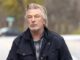 Amerikalı aktör Alec Baldwin’e yöneltilen taksirle öldürme suçlaması düşürüldü.