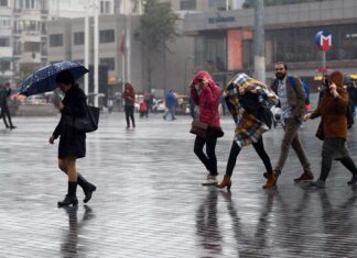 Meteoroloji uyarmıştı : İstanbul’da yağış etkili oluyor, trafik yoğunluğu arttı; İstanbul’da yağışın yarından sonra azalması bekleniyor