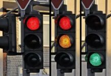 Fransa’da yayalar için trafik lambalarına yeşilden sonra yanacak turuncu ışık ekleniyor.