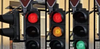 Fransa’da yayalar için trafik lambalarına yeşilden sonra yanacak turuncu ışık ekleniyor.