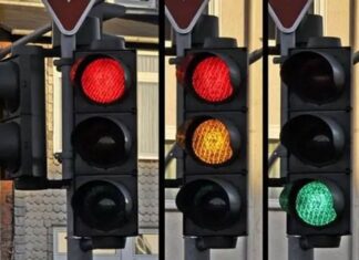 Fransa’da yayalar için trafik lambalarına yeşilden sonra yanacak turuncu ışık ekleniyor.
