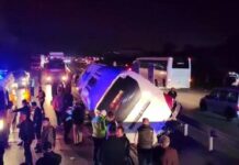 Bursa’da öğrencileri taşıyan otobüs devrildi! 3 ölü 44 yaralı;Bursa-Ankara karayolu çift şeritli olarak trafiğe kapandı