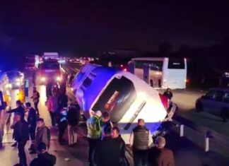 Bursa’da öğrencileri taşıyan otobüs devrildi! 3 ölü 44 yaralı;Bursa-Ankara karayolu çift şeritli olarak trafiğe kapandı
