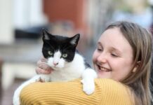 ‘Hırsız’ Kedi: O kadar çok eşya çalıyor ki sahibi ona bir klepto-kedi kutusu yaptı ve Facebook’ta mağdurlar için bir sayfa oluşturdu