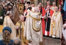 Onun tacı var: 3. Charles tacını taktı, resmen İngiltere Kralı oldu